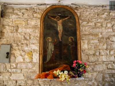 Alla destra del Salvatore � raffigurato San Giovanni, mentre a sinistra c�� l�Addolorata, vestita d�abiti insolitamente non neri ma colorati: l�azzurro per rappresentare la celestialit�, il rosso a simboleggiare il martirio spirituale
